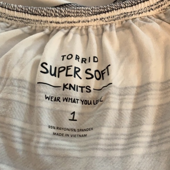 Torrid festival off shoulder crop top - Picture 5 of 7